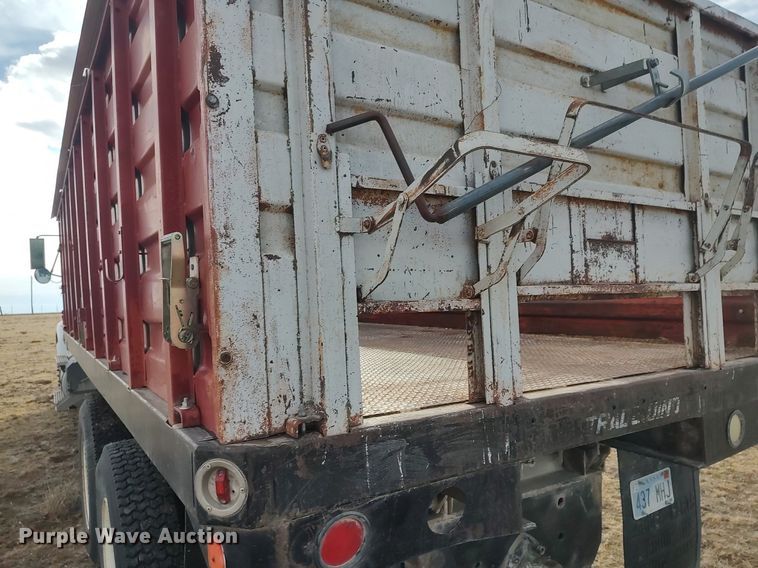 image for item GP9607 1995 International 9400  grain truck