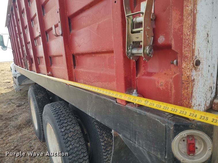 image for item GP9607 1995 International 9400  grain truck