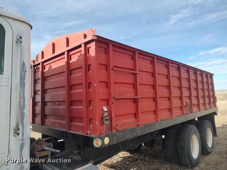 image for item GP9607 1995 International 9400  grain truck