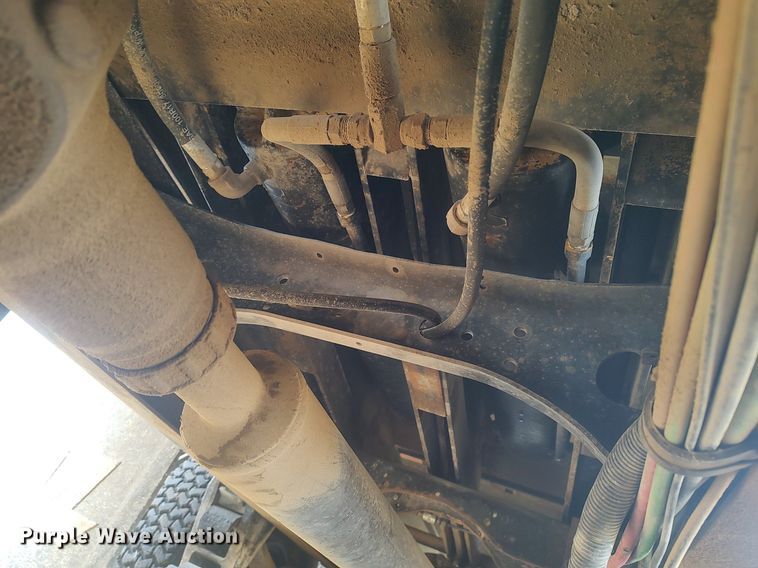 image for item GP9607 1995 International 9400  grain truck