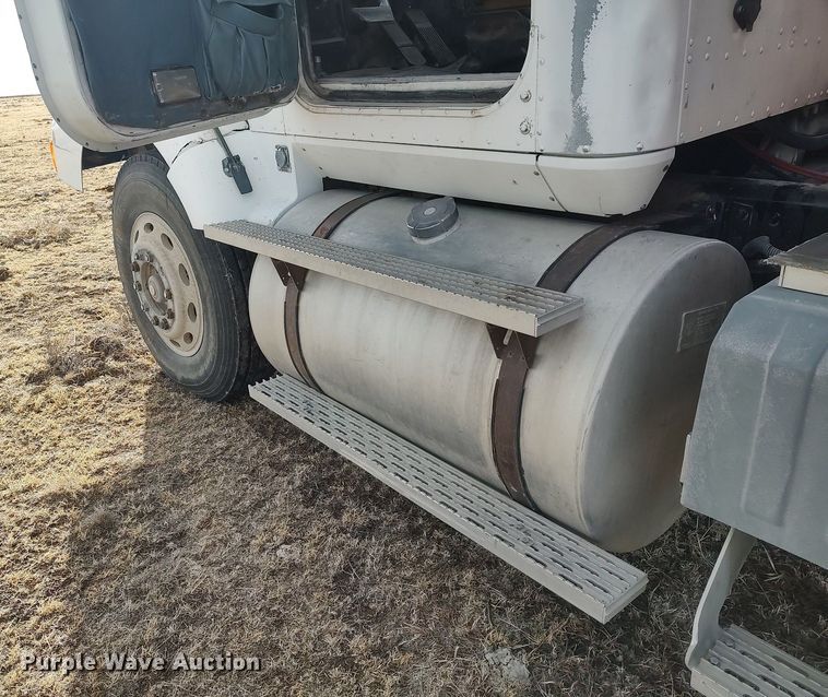 image for item GP9607 1995 International 9400  grain truck