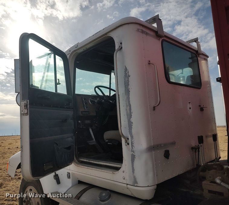 image for item GP9607 1995 International 9400  grain truck