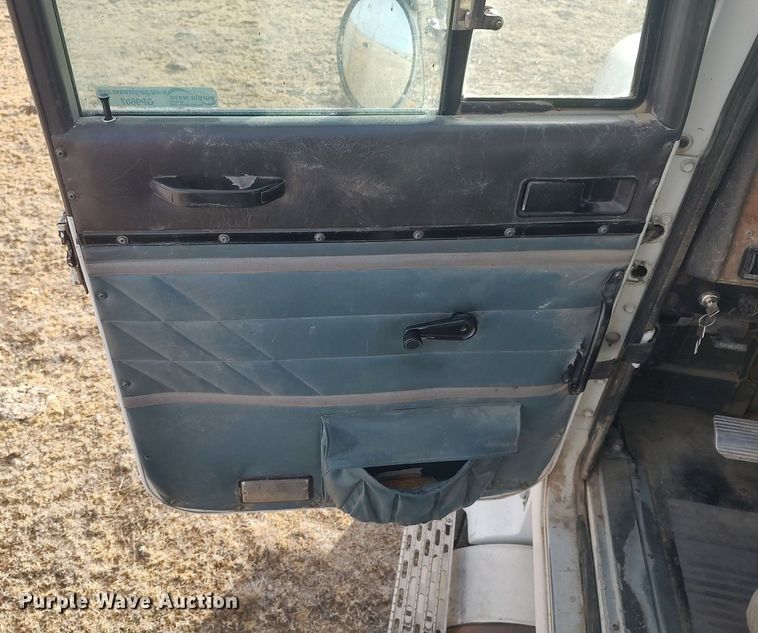 image for item GP9607 1995 International 9400  grain truck