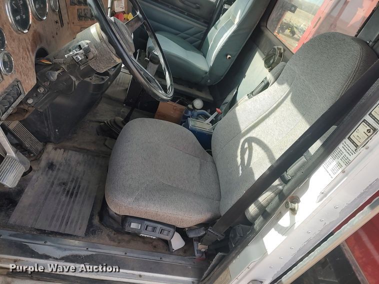 image for item GP9607 1995 International 9400  grain truck