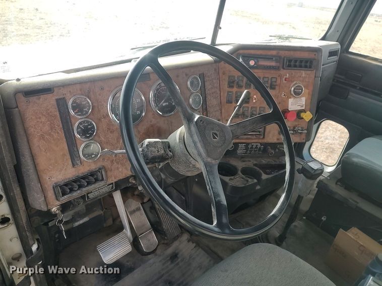 image for item GP9607 1995 International 9400  grain truck