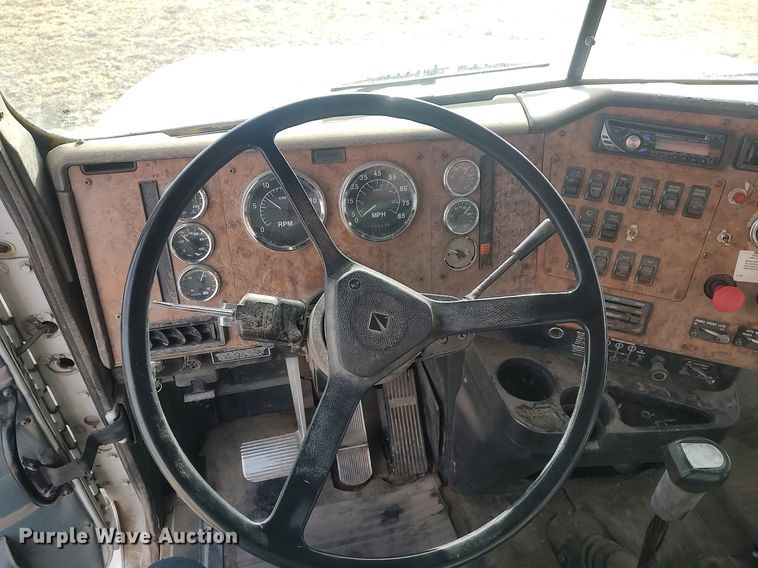 image for item GP9607 1995 International 9400  grain truck