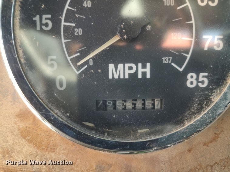 image for item GP9607 1995 International 9400  grain truck