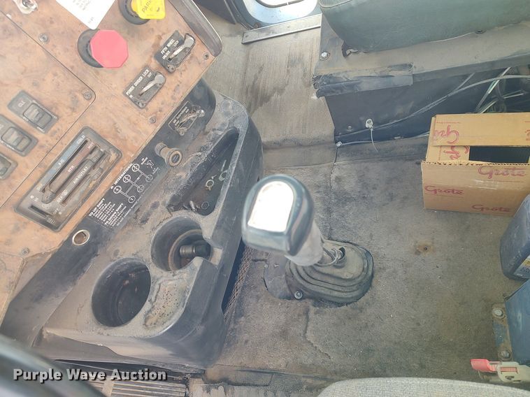 image for item GP9607 1995 International 9400  grain truck