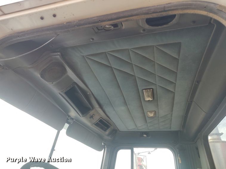 image for item GP9607 1995 International 9400  grain truck