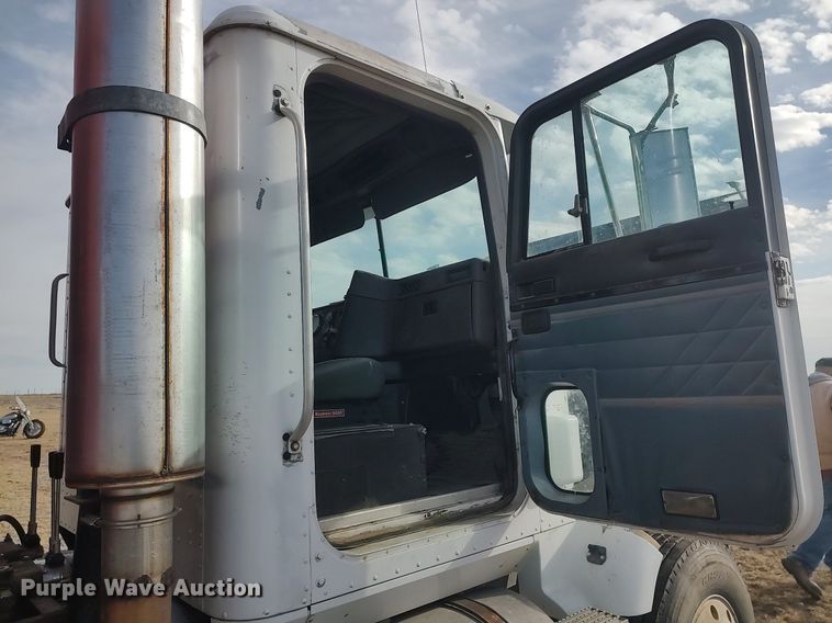 image for item GP9607 1995 International 9400  grain truck