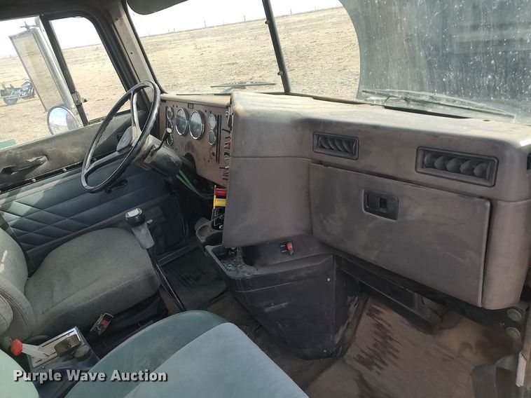 image for item GP9607 1995 International 9400  grain truck