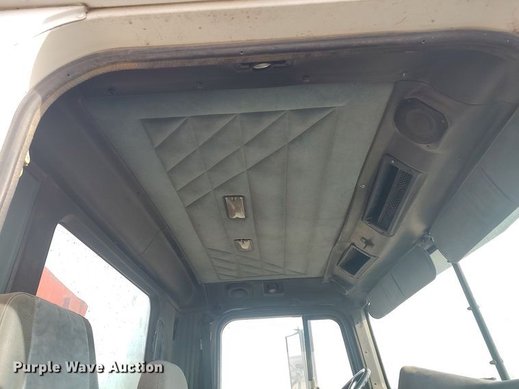 image for item GP9607 1995 International 9400  grain truck