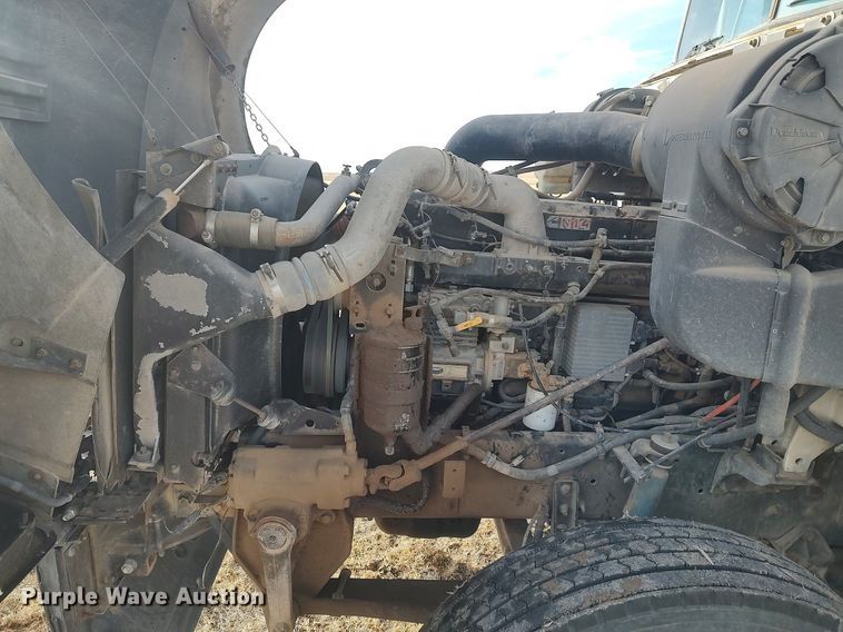 image for item GP9607 1995 International 9400  grain truck