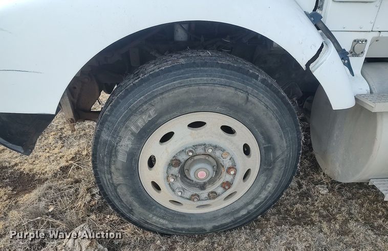 image for item GP9607 1995 International 9400  grain truck