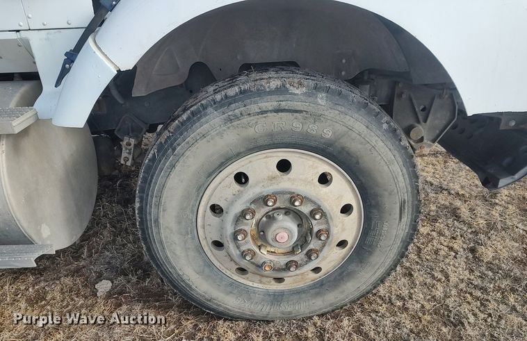 image for item GP9607 1995 International 9400  grain truck