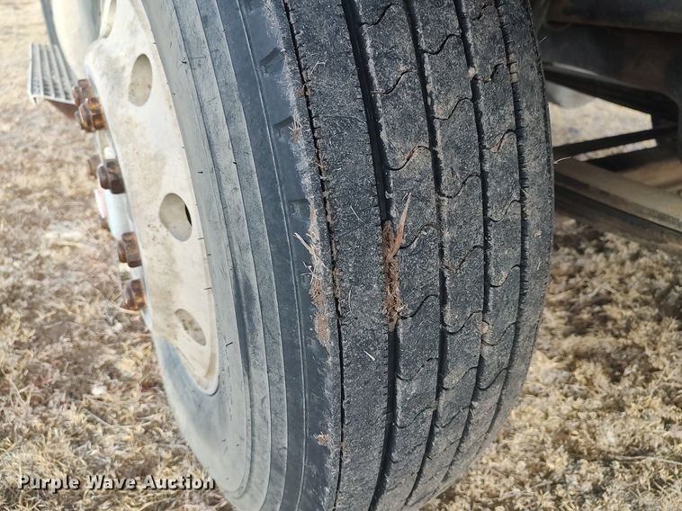 image for item GP9607 1995 International 9400  grain truck