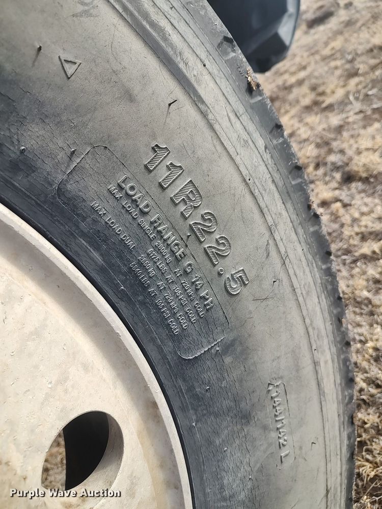 image for item GP9607 1995 International 9400  grain truck