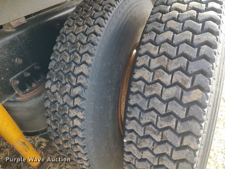 image for item GP9607 1995 International 9400  grain truck