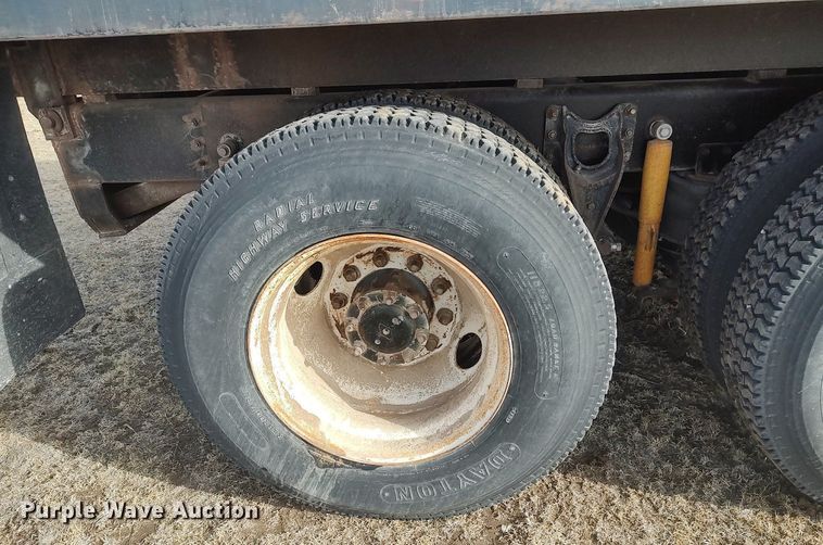 image for item GP9607 1995 International 9400  grain truck