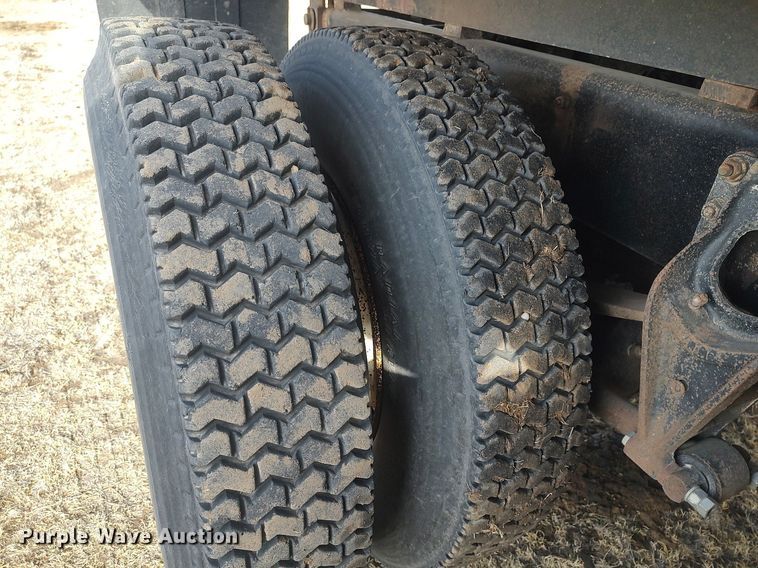 image for item GP9607 1995 International 9400  grain truck