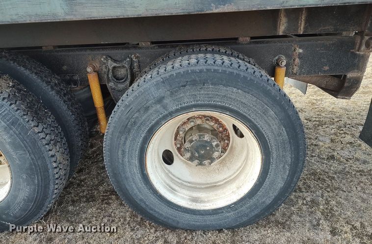 image for item GP9607 1995 International 9400  grain truck