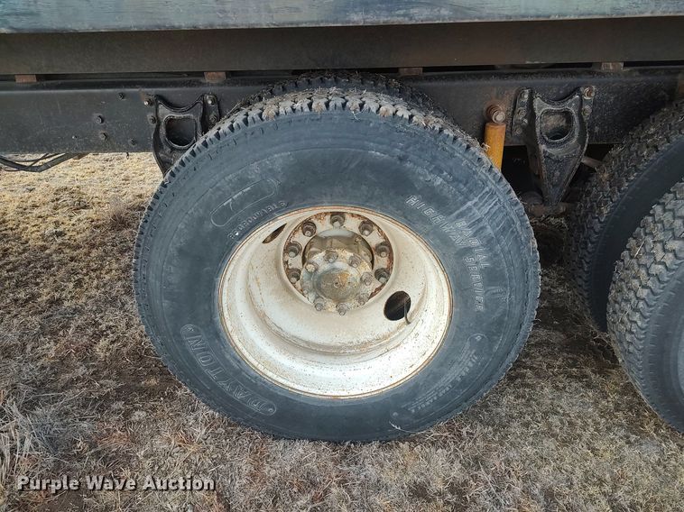 image for item GP9607 1995 International 9400  grain truck