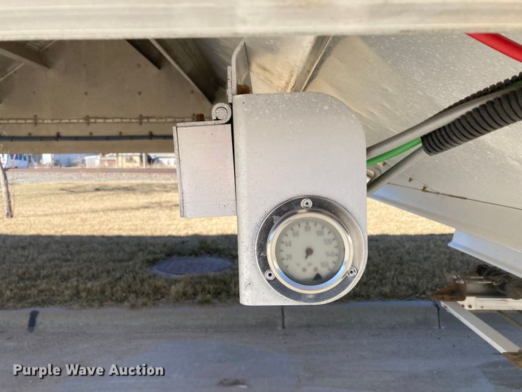 image for item HN9813 2009 Wilson DWH-501 PaceSetter  Ag Hopper grain trailer