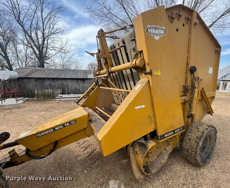 image for item JL9337 Vermeer 605F  round baler