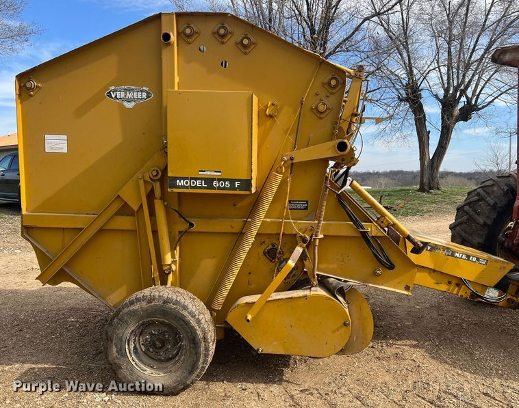 image for item JL9337 Vermeer 605F  round baler