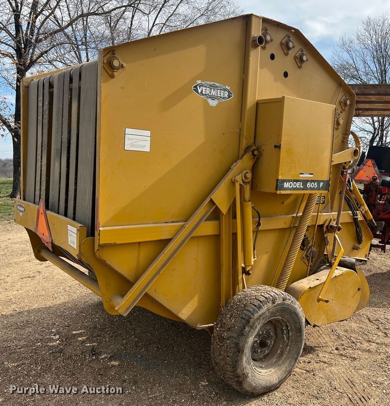 image for item JL9337 Vermeer 605F  round baler