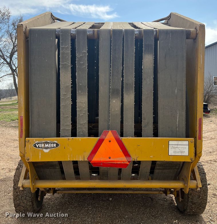 image for item JL9337 Vermeer 605F  round baler