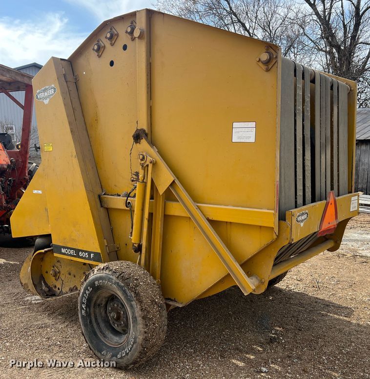 image for item JL9337 Vermeer 605F  round baler