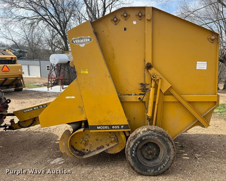 image for item JL9337 Vermeer 605F  round baler