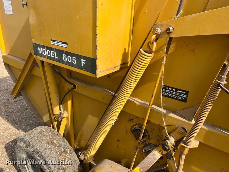 image for item JL9337 Vermeer 605F  round baler