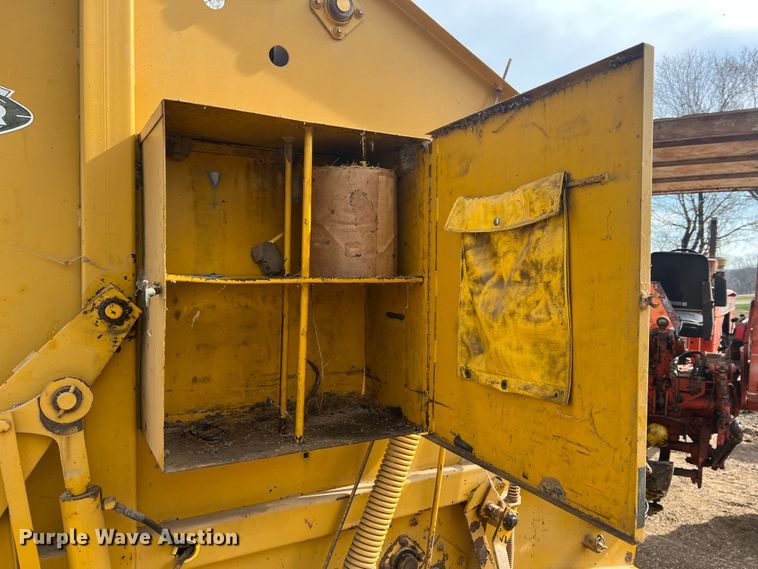 image for item JL9337 Vermeer 605F  round baler