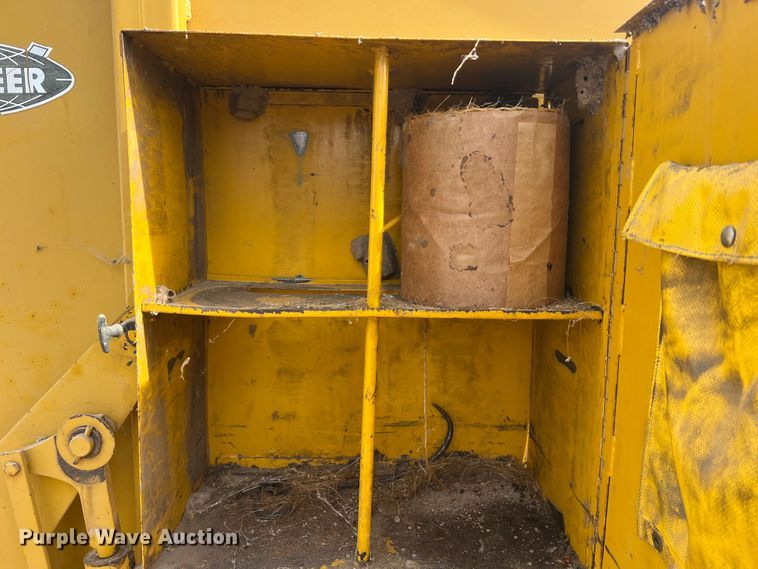 image for item JL9337 Vermeer 605F  round baler