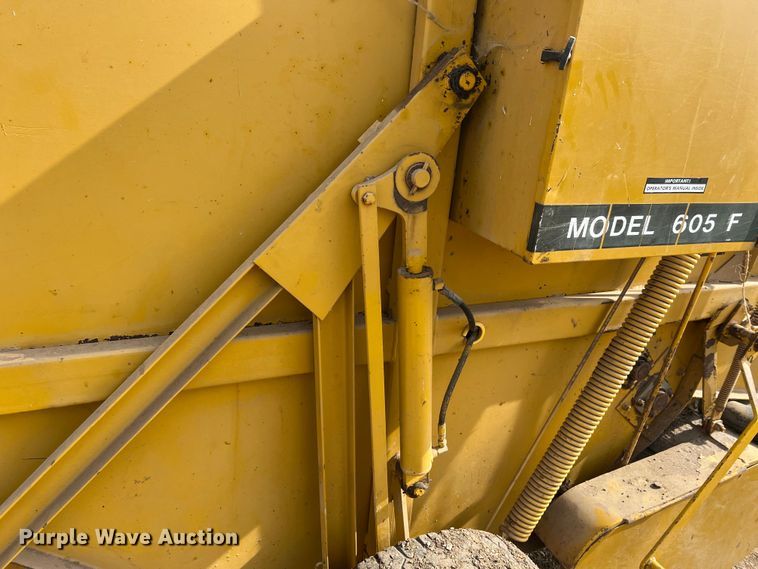 image for item JL9337 Vermeer 605F  round baler