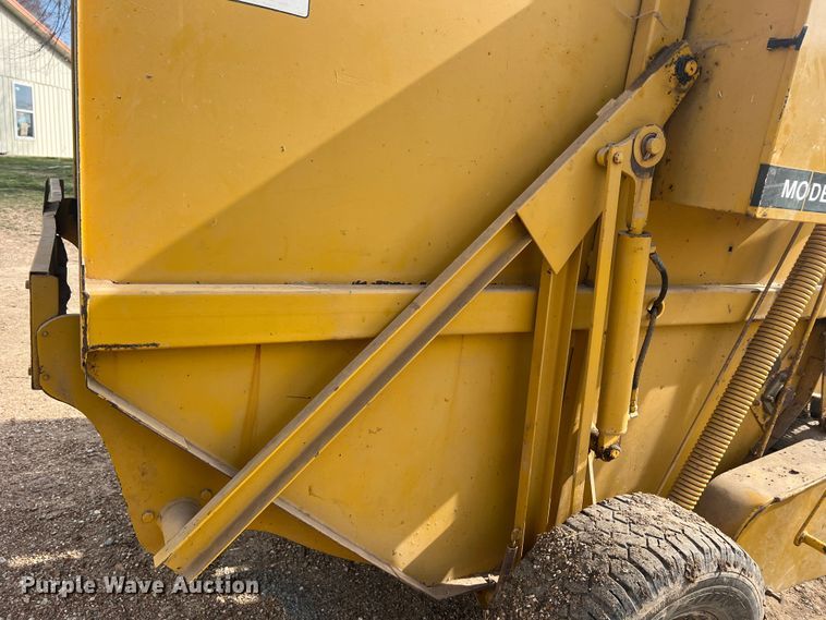 image for item JL9337 Vermeer 605F  round baler