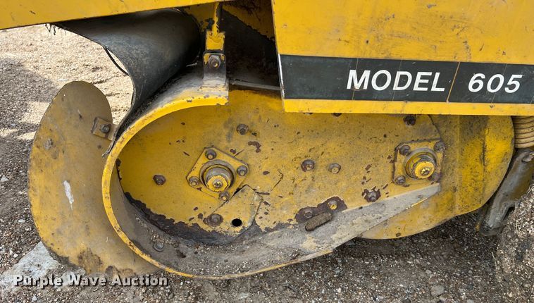 image for item JL9337 Vermeer 605F  round baler