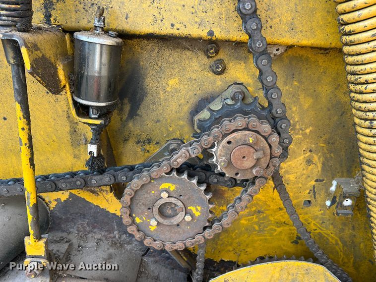 image for item JL9337 Vermeer 605F  round baler