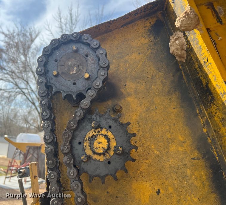 image for item JL9337 Vermeer 605F  round baler