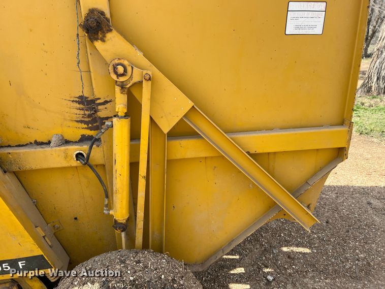 image for item JL9337 Vermeer 605F  round baler