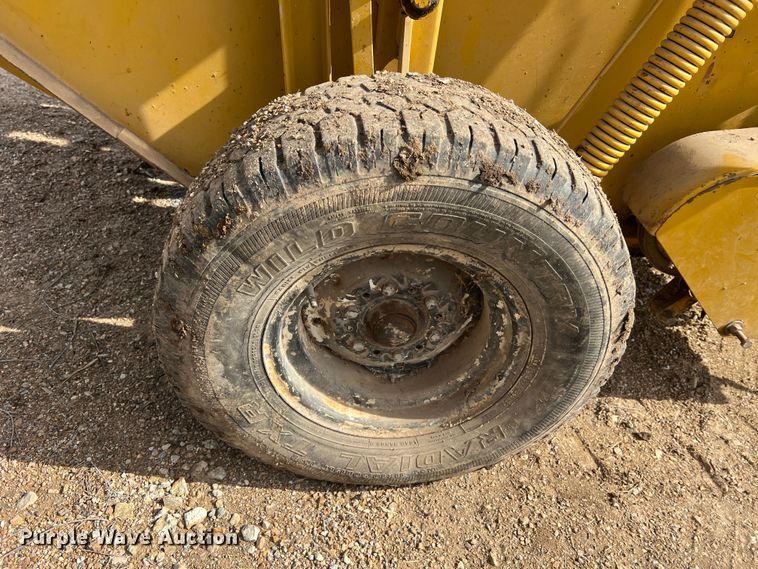 image for item JL9337 Vermeer 605F  round baler