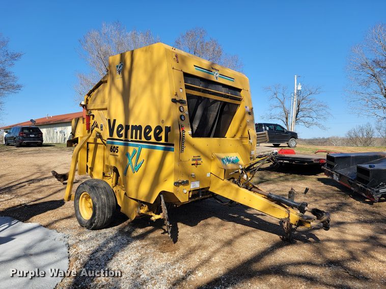 image for item JL9338 2001 Vermeer 650XL  round baler