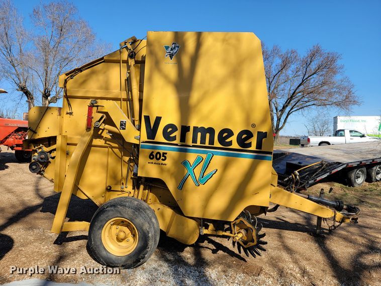 image for item JL9338 2001 Vermeer 650XL  round baler