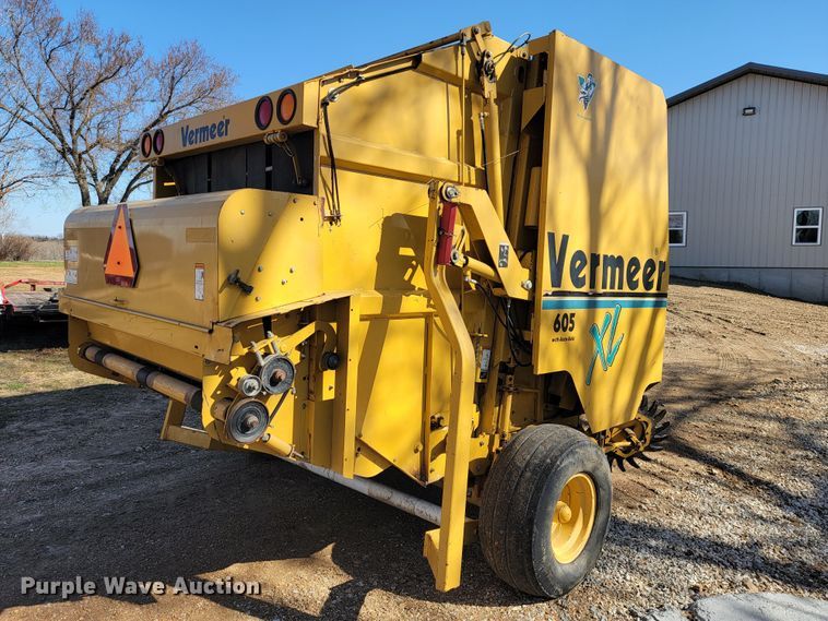 image for item JL9338 2001 Vermeer 650XL  round baler