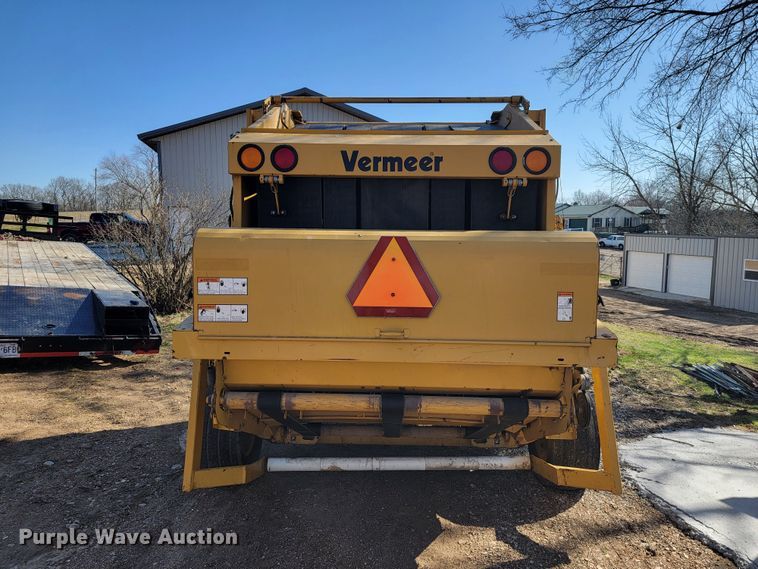 image for item JL9338 2001 Vermeer 650XL  round baler