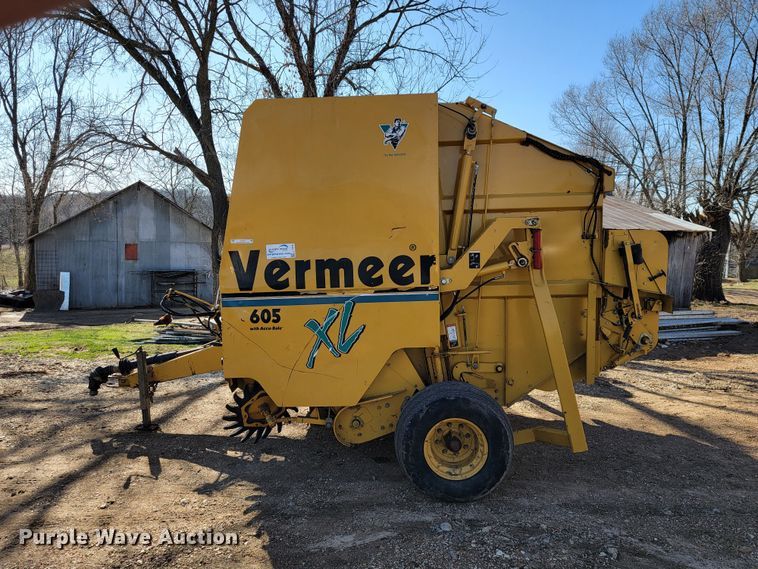 image for item JL9338 2001 Vermeer 650XL  round baler