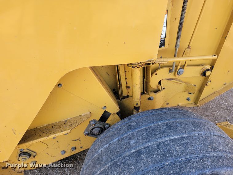 image for item JL9338 2001 Vermeer 650XL  round baler