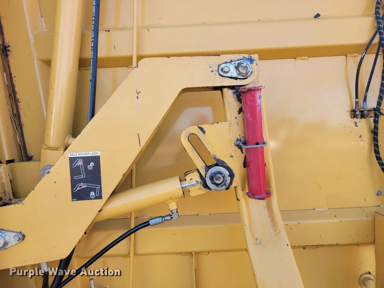 image for item JL9338 2001 Vermeer 650XL  round baler